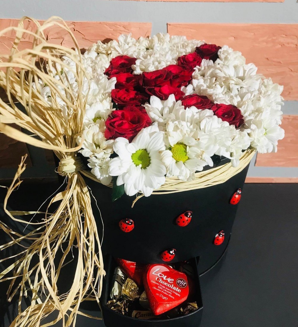 KUTU Kişiye Özel Gül'den Harf + Papatya + Çikolata