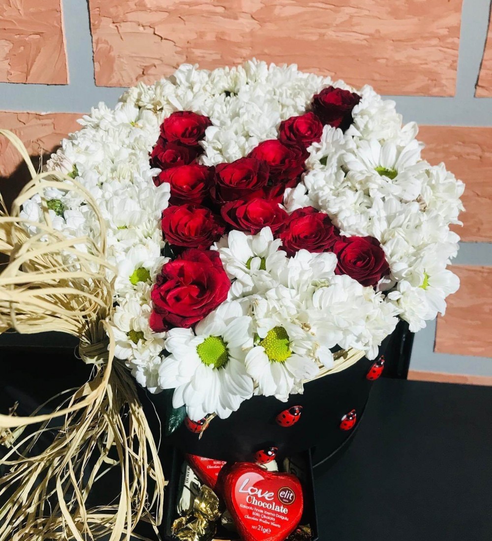 KUTU Kişiye Özel Gül'den Harf + Papatya + Çikolata