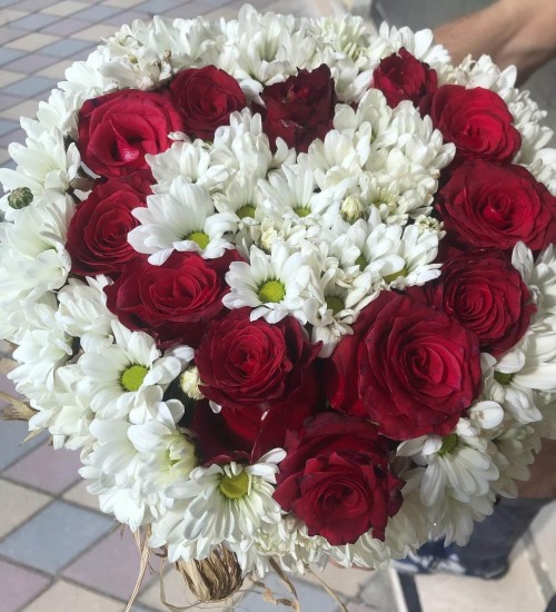 KUTU 12 Gül + Papatya Çikolatalı  Kutuda Kalp