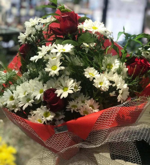 BUKET 4 Gül + 3 Demet Papatya Buketi