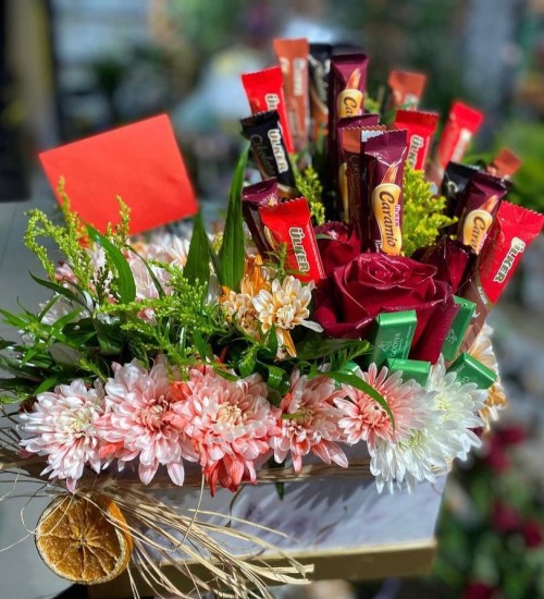 Kutu Çiçek Çikolata Arajmanı 3Demet Papatya 1 Adet Gül (12 adet çikolata)