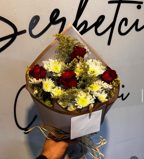 BUKET 4 GÜL + 1 DEMET BEYAZ PAPATYA BUKETİ